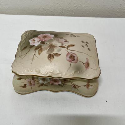 Lot 242 Porcelain box