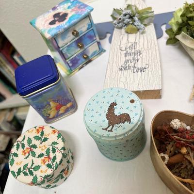 Lot 244 Lot of decor