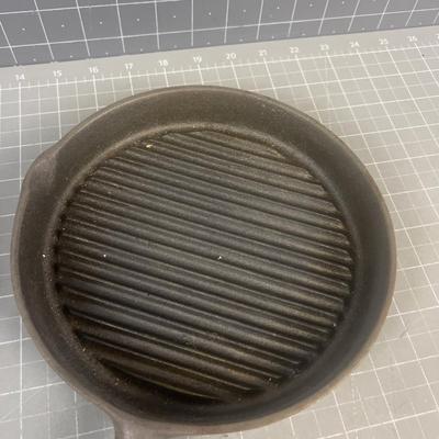 Sale Photo Thumbnail #177: 8" Diameter Good Condition with Lid! CUTE! Functional 