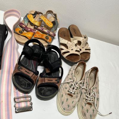 Lot 280 Sandles and travel bag