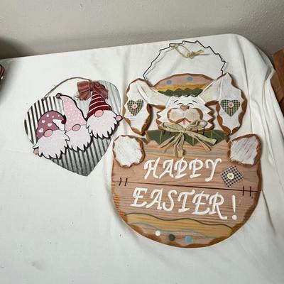 Lot 289 Holiday plaques