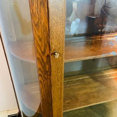 LOT 72: Vintage/Antique Bowed Curio Cabinet