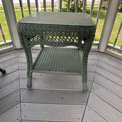 LOT 121: Outdoor Furniture: Chairs, Ottomans, Table w/Glass Top