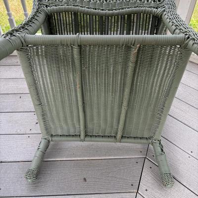 LOT 121: Outdoor Furniture: Chairs, Ottomans, Table w/Glass Top