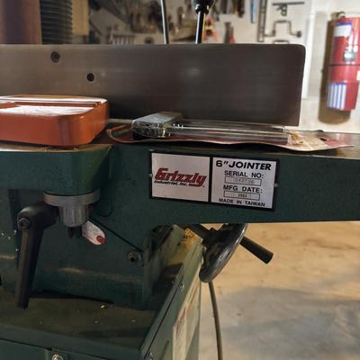 LOT 127: Grizzley 6" Jointer Model G1182HW