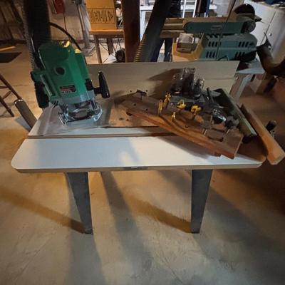 LOT 129: Hitachi Router, Table & Bits