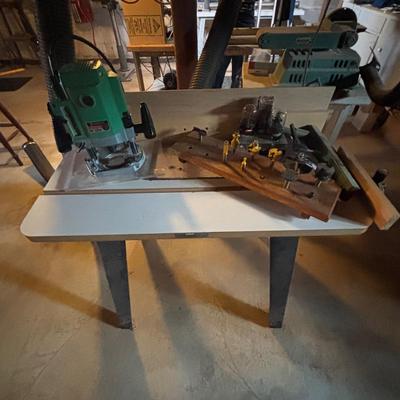 LOT 129: Hitachi Router, Table & Bits