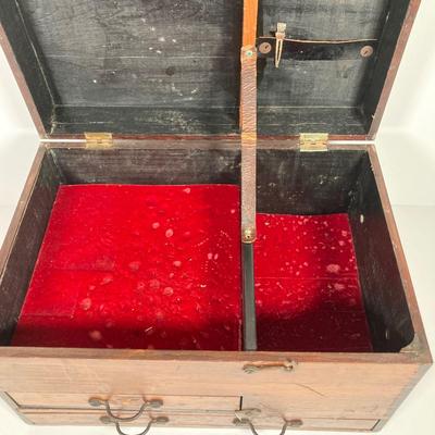 LOT 155: Vintage / Antique Wooden Jewelry Box
