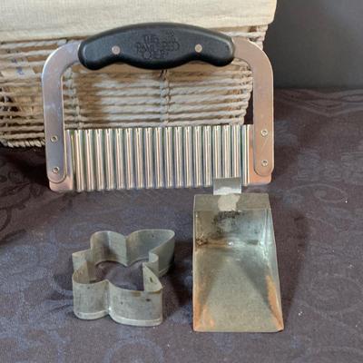 LOT 169: Vintage Kitchen Gadgets, Knives, Green Glass Shakers and More