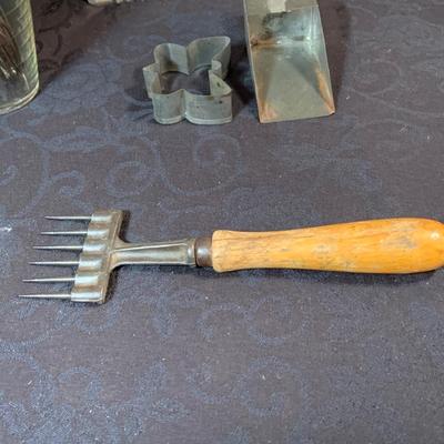 LOT 169: Vintage Kitchen Gadgets, Knives, Green Glass Shakers and More