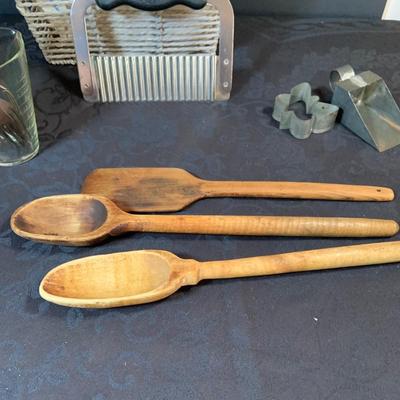 LOT 169: Vintage Kitchen Gadgets, Knives, Green Glass Shakers and More