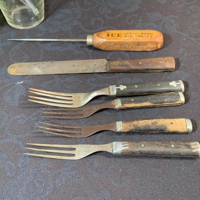LOT 169: Vintage Kitchen Gadgets, Knives, Green Glass Shakers and More