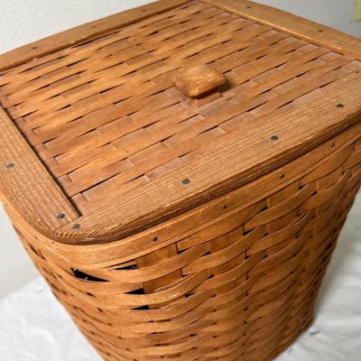 Lot 326 Longaberger small hamper