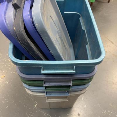 5 Large Rubber maid Tubs 18 Gallon with Lids