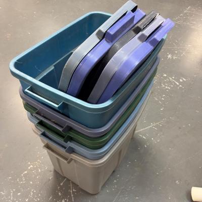5 Large Rubber maid Tubs 18 Gallon with Lids