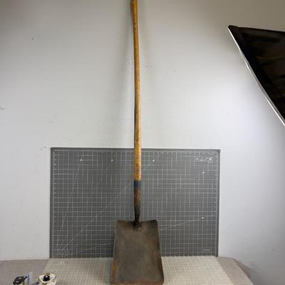 Flat Nose Shovel