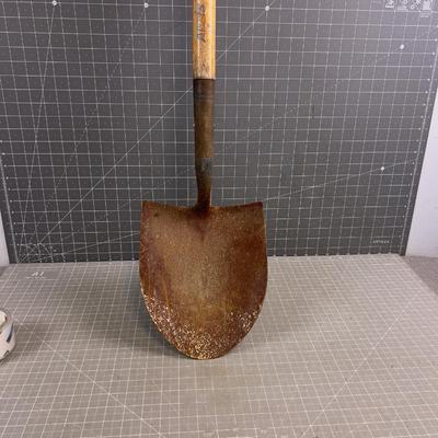 Round Nose Shovel 