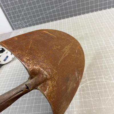 Round Nose Shovel 