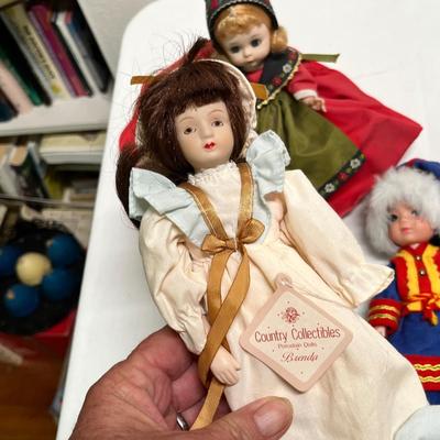 Lot 345 World Dolls