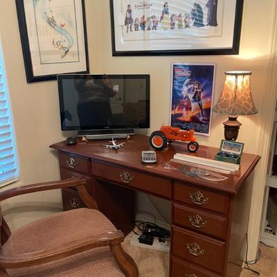 Sale Photo Thumbnail #15: Desk 
