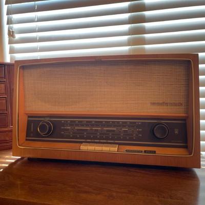 Sale Photo Thumbnail #36: Vintage radio works 