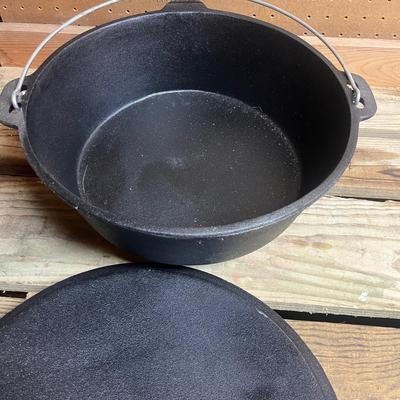 Cast Iron Red Stone Dutch Oven & More Cast Iron Skillets (SRC-MG)
