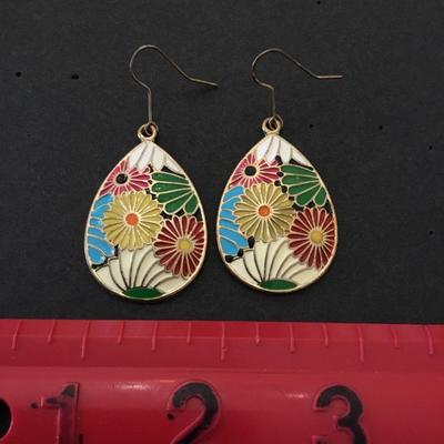 Cute vintage Daisy enamel tear drop earrings
