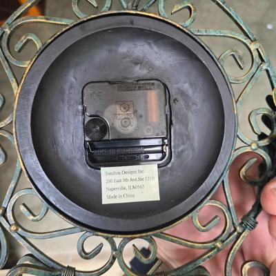 Tabletop clock