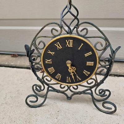 Tabletop clock
