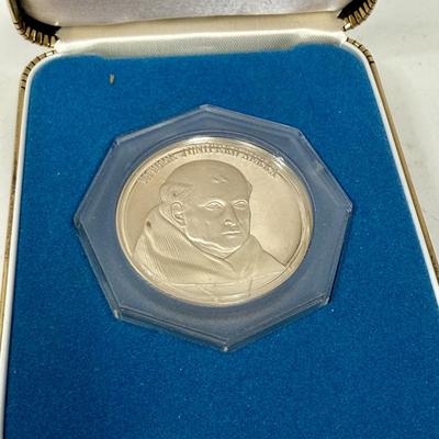 Sale Photo Thumbnail #383: SOLID STERLING SILVER medal, it comes in a preservation capsule. Minted by The Franklin Mint in 1976, Commemorating Father Junipero Serra and the 200th anniversary of San Juan Capistrano Mission (1776-1976). It measures 1.5 inches (39mm) and weighs 22 GRA