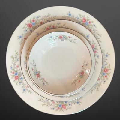 Florenteen “Fantasia” Fine China Japan – 12 Place Settings + Serving Pieces