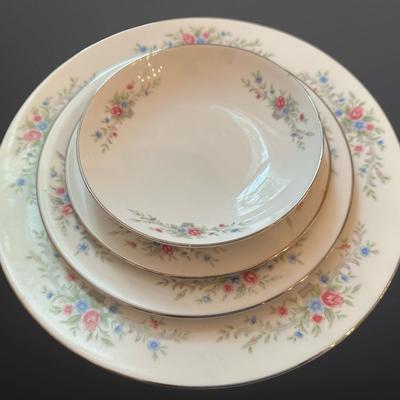 Florenteen “Fantasia” Fine China Japan – 12 Place Settings + Serving Pieces