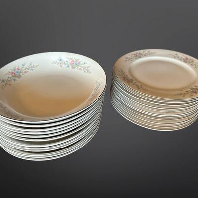 Florenteen “Fantasia” Fine China Japan – 12 Place Settings + Serving Pieces