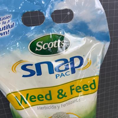 SCOTTS Weed & Feed 12 lb. bag