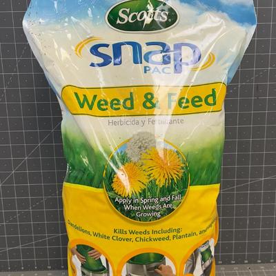 SCOTTS Weed & Feed 12 lb. bag
