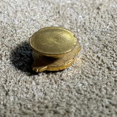 WWII US ARMY HONORABLE DISCHARGE RUPTURED DUCK LAPEL PIN 