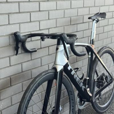 Trek Madone SLR 7 – SRAM Force eTap AXS (56 cm)