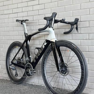 Trek Madone SLR 7 – SRAM Force eTap AXS (56 cm)