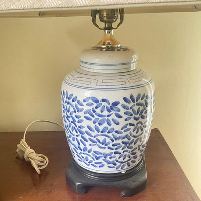 B185 Oriental Style Lamps And Jar