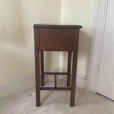193 Oak Side Table With One Drawer
