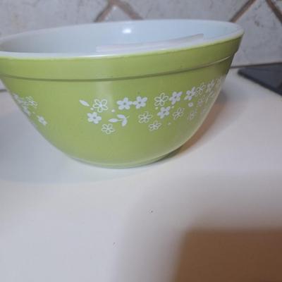 Sale Photo Thumbnail #579: Vintage #402 1.5 Liter Pyrex Green Crazy Daisy Spring Blossom Mixing Bowl
in great shape.  did not see any scratches or dishwasher damage