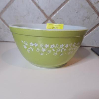 Sale Photo Thumbnail #578: Vintage #402 1.5 Liter Pyrex Green Crazy Daisy Spring Blossom Mixing Bowl
in great shape.  did not see any scratches or dishwasher damage