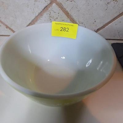 Sale Photo Thumbnail #580: Vintage #402 1.5 Liter Pyrex Green Crazy Daisy Spring Blossom Mixing Bowl
in great shape.  did not see any scratches or dishwasher damage