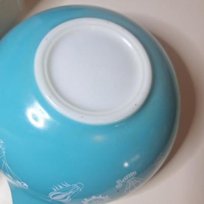 Sale Photo Thumbnail #584: Vintage Turquoise Hot Air Balloon Cinderella Pyrex Bowl 4QT 444
excellent condition, no scratches or scuffs