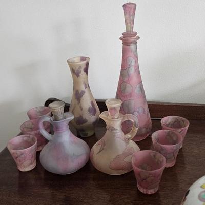 Sale Photo Thumbnail #18: Nice glassware.  No chips or cracks.
