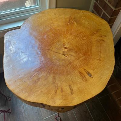 Live Edge Table With Four Iron Based Chairs C-MG)