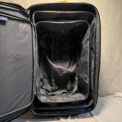 Three Dockers Rolling & Nesting Suitcases (C-MG)