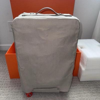 Sale Photo Thumbnail #30: New Never Used HERMÈS RMS TROLLY/Carry On suitcase.


100% Authentic


Perfect condition.


Paid 12k for the bag and had I shipped to me from Europe 3 years ago,

And just never ended up using it.


Dustbag and Trolly amazing NEW condition

The box howev
