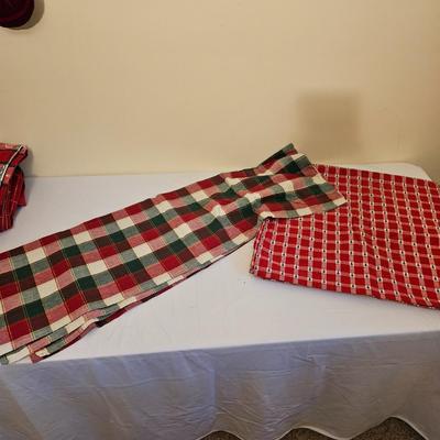 Christmas Linens, Tablecloths & More (GB1-JS)