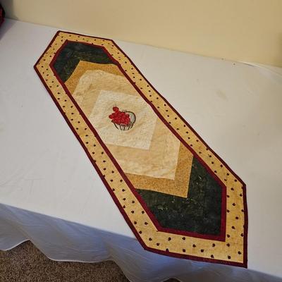 Christmas Linens, Tablecloths & More (GB1-JS)